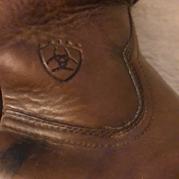 Ariat pull on boots. P2452